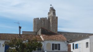 Kirchturm in Les Saintes-Maties-de-la-Mer
